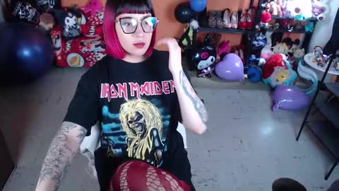 Snapshot of missmia2 chatting on 10-12-25, 02:16 Miss Mia online show from 10-12-25, 02:16