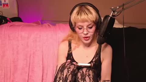 Snapshot of misstaco chatting on 12-17-25, 06:36 Tacodeluxe online show from 12-17-25, 06:36