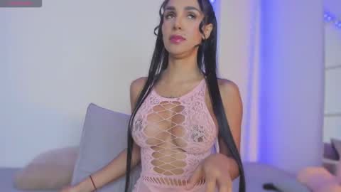 Snapshot of missvioleta_ chatting on 10-22-25, 01:00 Violetta online show from 10-22-25, 01:00