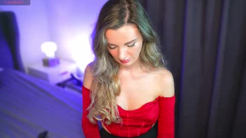 Snapshot of misswiney chatting on 11-12-25, 12:05 Winey online show from 11-12-25, 12:05