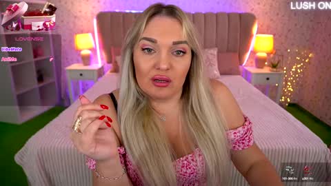 Snapshot of missyymartinezz chatting on 12-20-24, 09:32  Amely  online show from 12-20-24, 09:32