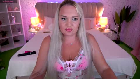 Snapshot of missyymartinezz chatting on 09-17-25, 02:19  Amely  online show from 09-17-25, 02:19