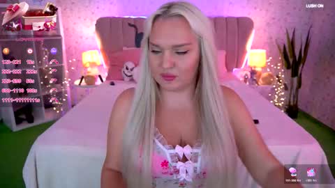 Snapshot of missyymartinezz chatting on 10-22-25, 03:12  Amely  online show from 10-22-25, 03:12