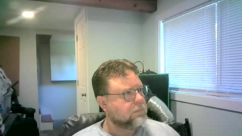Snapshot of mister_happy567 chatting on 06-15-26, 04:09 Mr. Happy online show from 06-15-26, 04:09