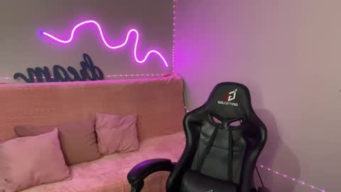 Mia online show from 11-05-25, 05:29