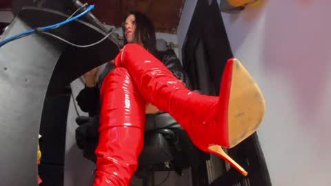 Snapshot of mistressanna_ chatting on 06-18-26, 12:00 Mistress Anna Alves online show from 06-18-26, 12:00