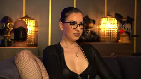 Snapshot of mistresskellykent chatting on 04-19-26, 08:44 Mistress Kelly online show from 04-19-26, 08:44
