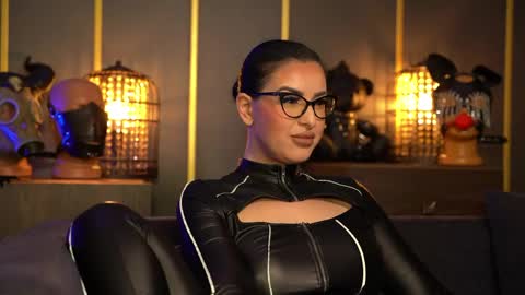Snapshot of mistresskellykent chatting on 04-23-26, 10:12 Mistress Kelly online show from 04-23-26, 10:12