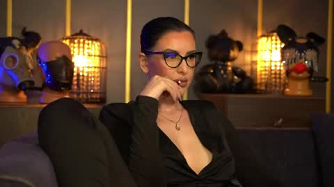 Snapshot of mistresskellykent chatting on 04-25-26, 08:06 Mistress Kelly online show from 04-25-26, 08:06