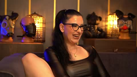 Snapshot of mistresskellykent chatting on 05-11-26, 08:06 Mistress Kelly online show from 05-11-26, 08:06