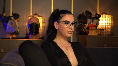 Snapshot of mistresskellykent chatting on 05-17-26, 09:33 Mistress Kelly online show from 05-17-26, 09:33
