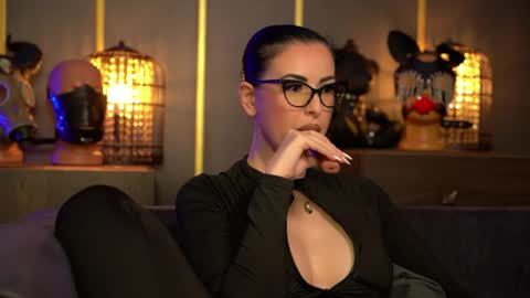 Snapshot of mistresskellykent chatting on 05-31-26, 10:11 Mistress Kelly online show from 05-31-26, 10:11
