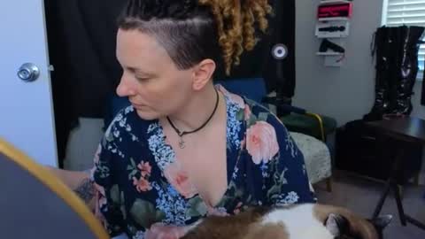 Snapshot of mistressquynnxo chatting on 06-11-26, 08:51 Mistress Quynn online show from 06-11-26, 08:51