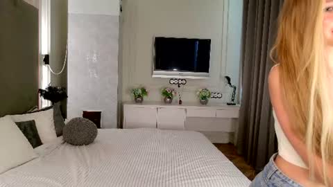 Mila online show from 06-26-26, 04:06