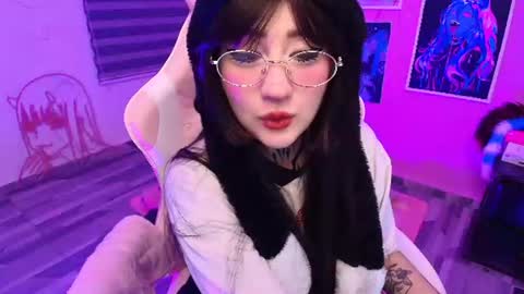Snapshot of miwaviolet chatting on 06-22-26, 02:02 Miwa Violet online show from 06-22-26, 02:02