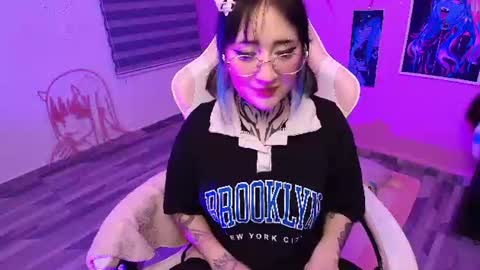 Snapshot of miwaviolet chatting on 06-24-26, 01:26 Miwa Violet online show from 06-24-26, 01:26