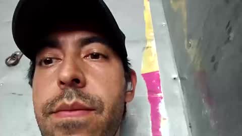 Snapshot of mmiigguueell32 chatting on 10-17-25, 08:44 Migue online show from 10-17-25, 08:44