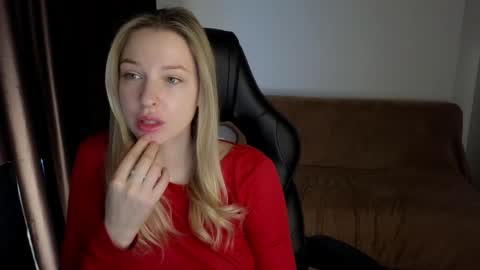 Snapshot of mmm_banana chatting on 12-17-24, 06:35 Lili online show from 12-17-24, 06:35
