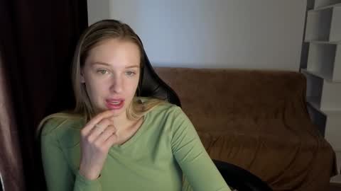 Snapshot of mmm_banana chatting on 12-20-24, 09:43 Lili online show from 12-20-24, 09:43