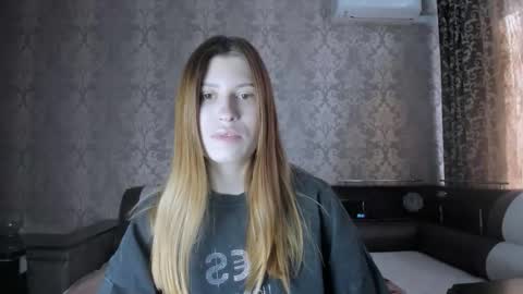 Snapshot of mmm_banana chatting on 09-16-25, 10:05 Lili online show from 09-16-25, 10:05