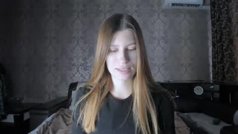 Snapshot of mmm_banana chatting on 09-28-25, 10:09 Lili online show from 09-28-25, 10:09