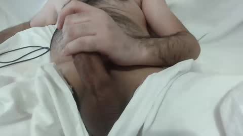 Snapshot of mo0085 chatting on 12-19-25, 11:39 Laith online show from 12-19-25, 11:39