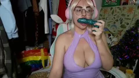 Snapshot of mochi_rainbow chatting on 12-31-24, 08:23 The Mochi Rainbow Variety Show online show from 12-31-24, 08:23