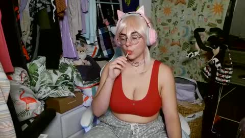 Snapshot of mochi_rainbow chatting on 01-14-25, 11:16 The Mochi Rainbow Variety Show online show from 01-14-25, 11:16