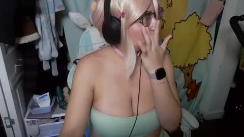 Snapshot of mochi_rainbow chatting on 03-04-25, 10:38 The Mochi Rainbow Variety Show online show from 03-04-25, 10:38