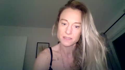 Snapshot of mockingbirds91 chatting on 03-26-26, 03:34 mockingbirds91 online show from 03-26-26, 03:34