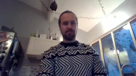 Snapshot of moi9876543210 chatting on 02-27-25, 05:26 Julien online show from 02-27-25, 05:26