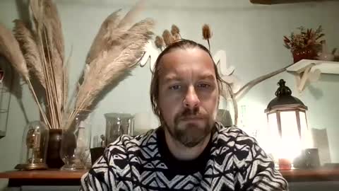 Snapshot of moi9876543210 chatting on 11-14-25, 09:13 Julien online show from 11-14-25, 09:13