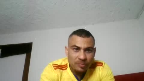 Snapshot of moises_athlon chatting on 07-04-26, 03:56 Moises Athlon online show from 07-04-26, 03:56