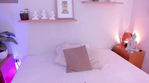 M o L l i E  online show from 02-14-25, 11:42