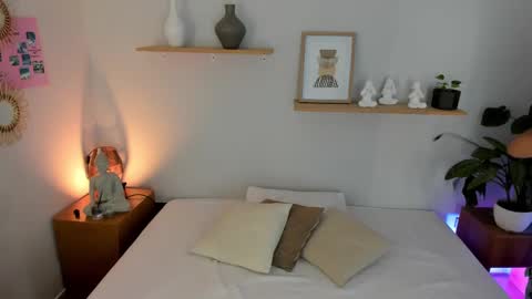 M o L l i E  online show from 03-07-25, 12:12