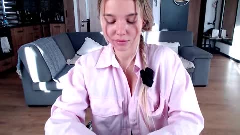 Snapshot of molly_bell chatting on 03-11-26, 01:17 Molly online show from 03-11-26, 01:17