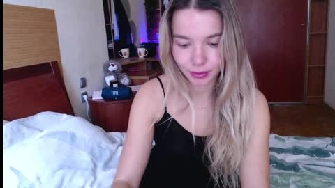 Snapshot of molly_bell chatting on 04-24-26, 07:33 Molly online show from 04-24-26, 07:33