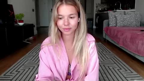 Snapshot of molly_bell chatting on 06-06-26, 01:49 Molly online show from 06-06-26, 01:49