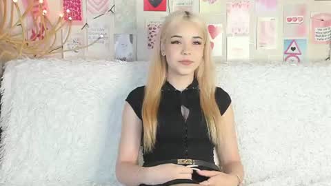 Snapshot of molly_popsy chatting on 08-03-26, 02:22 Milena online show from 08-03-26, 02:22