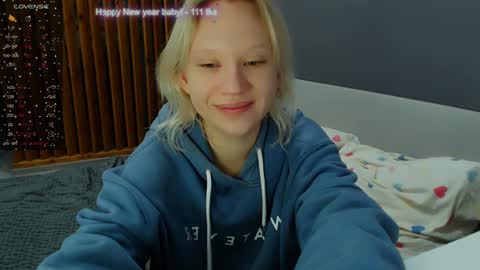 Snapshot of molly_smolly_ chatting on 01-04-25, 02:35 lo online show from 01-04-25, 02:35
