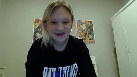 Snapshot of molly_smolly_ chatting on 02-16-25, 02:10 lo online show from 02-16-25, 02:10