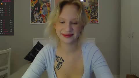 Snapshot of molly_smolly_ chatting on 03-10-25, 01:43 lo online show from 03-10-25, 01:43