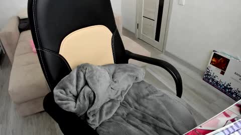 Snapshot of molly_sweetbaby chatting on 09-28-25, 09:14 Ill tell you when were private online show from 09-28-25, 09:14