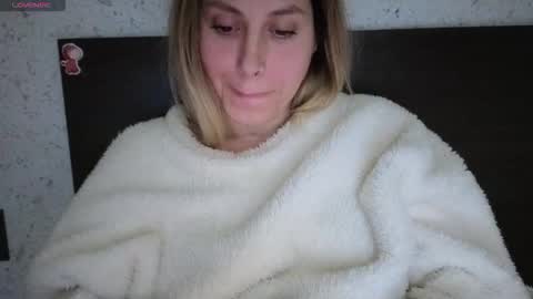 Nica    follow me   online show from 11-22-25, 03:44