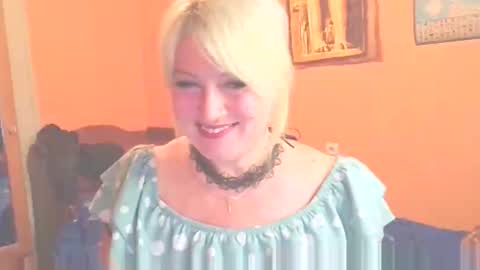 Snapshot of mollyjoyq chatting on 05-22-26, 05:40 Mollyjoyq online show from 05-22-26, 05:40