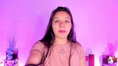Snapshot of mollylewis18 chatting on 01-08-25, 08:39 New girl Emily Valentina Michelle online show from 01-08-25, 08:39