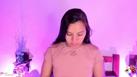 Snapshot of mollylewis18 chatting on 01-08-25, 11:41 New girl Emily Valentina Michelle online show from 01-08-25, 11:41