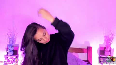 Snapshot of mollylewis18 chatting on 01-10-25, 12:17 New girl Emily Valentina Michelle online show from 01-10-25, 12:17