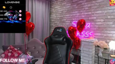 hi im Molly heregreat boobs big heart  warm pussy  online show from 02-15-25, 12:15