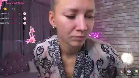 hi im Molly heregreat boobs big heart  warm pussy  online show from 10-07-25, 01:25